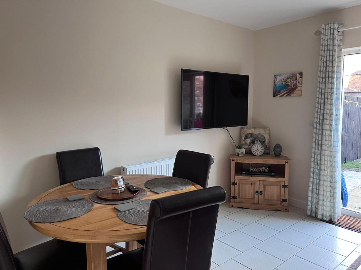 Centrally Located Lincolnshire Home With Free Parking On Premises Buitenkant foto